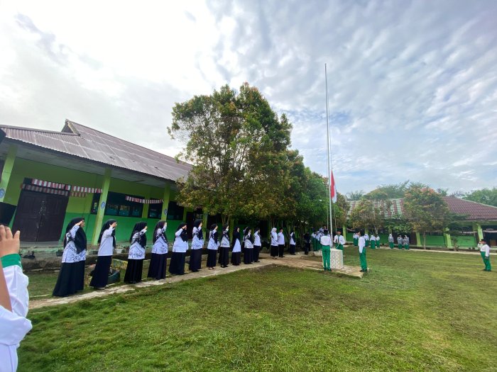 MTsN 5 Batang Hari Laksanakan Upacara Bendera Hari Senin MTsN 5 Batang Hari Laksanakan Upacara Bendera Hari Senin