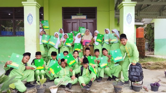 MTsN 5 Batang Hari Berikan Hadiah Juara Classmeeting dan Serahkan Rapor Semester Ganjil 2025/2026 MTsN 5 Batang Hari Berikan Hadiah Juara Classmeeting dan Serahkan Rapor Semester Ganjil 2025/2026