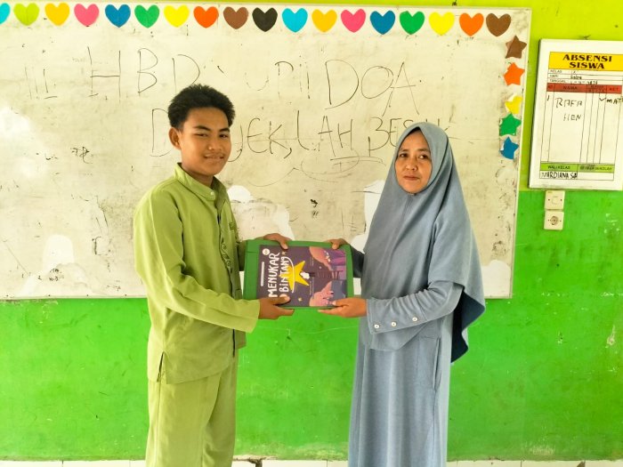 Wujud Dukungan Siswa Kelas IX MTsN 5 Batang Hari terhadap Program Literasi Madrasah, Sumbangkan Buku Bacaan