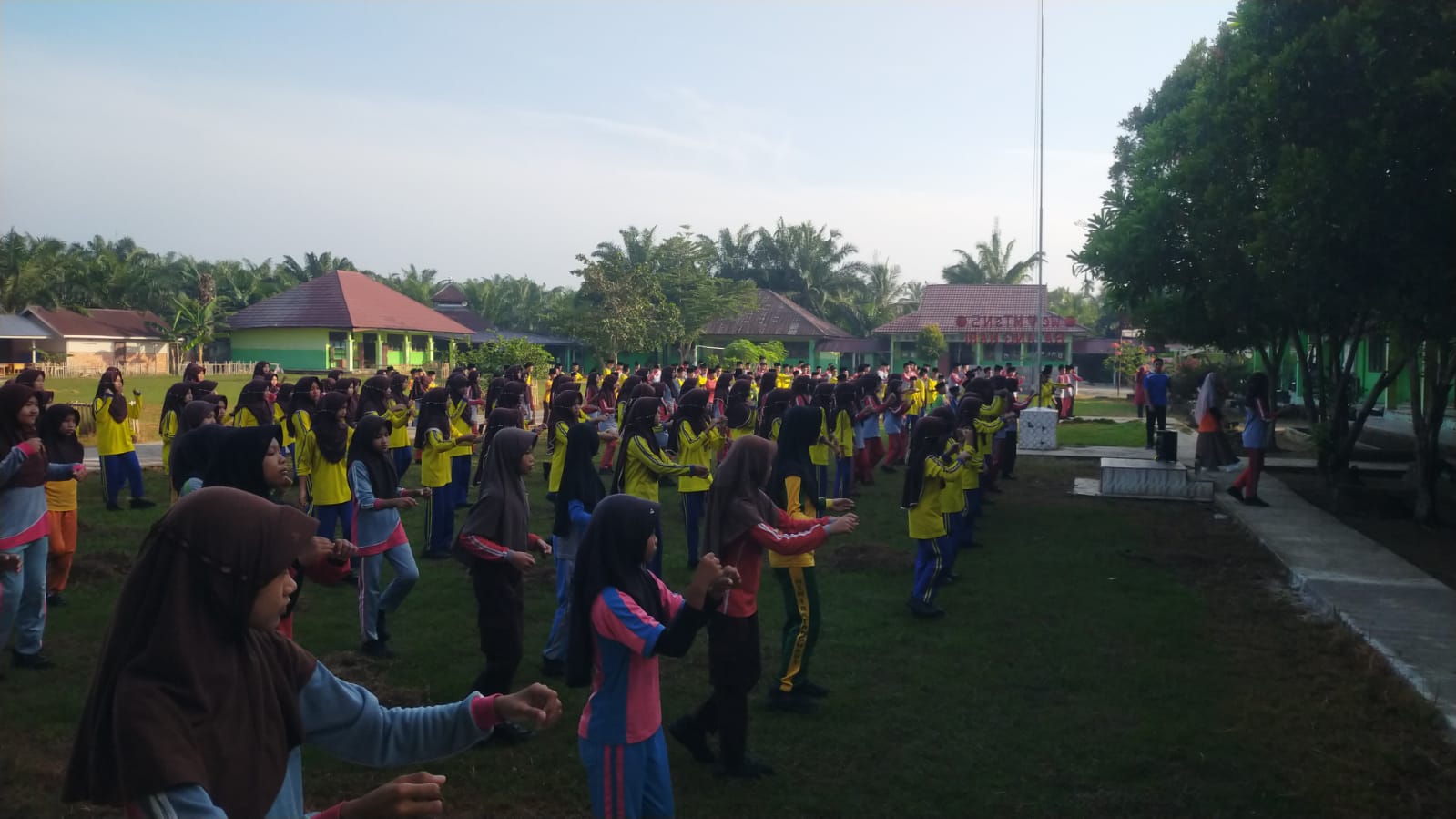 Senam Bersama Warnai Pekan Pertama Tahun Ajaran Baru Di MTsN 5 Batang Hari Senam Bersama Warnai Pekan Pertama Tahun Ajaran Baru Di MTsN 5 Batang Hari