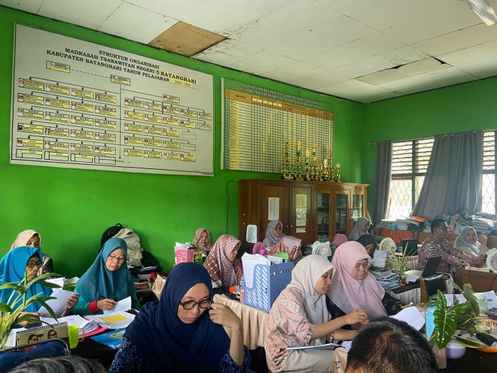 MTsN 5 Batang Hari Gelar Rapat Akhir Semester Ganjil Tahun Pelajaran 2025/2026