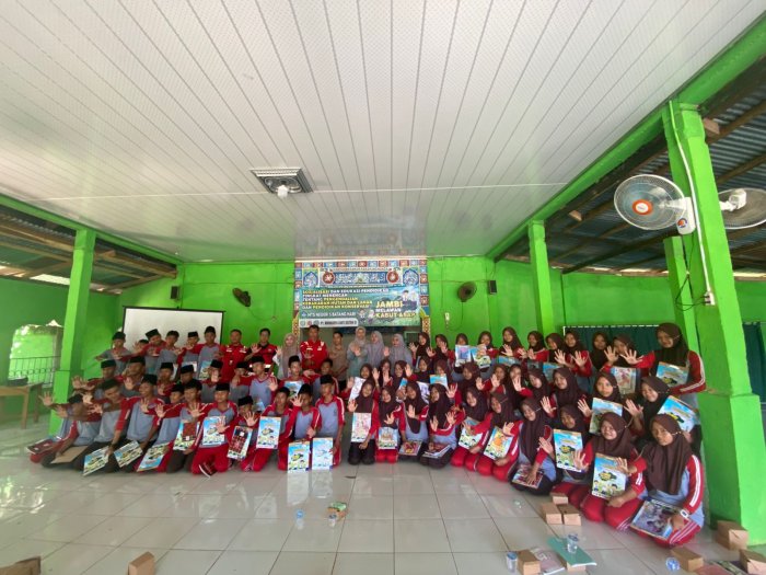 Siswa MTsN 5 Batang Hari Terima Cendera Mata dari PT. WKS Berupa Papan Klip Belajar Siswa MTsN 5 Batang Hari Terima Cendera Mata dari PT. WKS Berupa Papan Klip Belajar