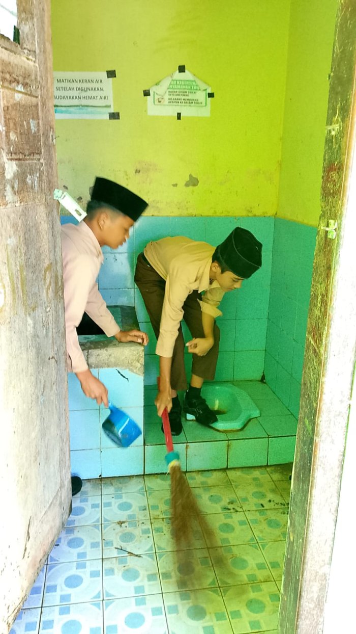 SISWA MTSN 5 BATANG HARI GOTONG ROYONG MEMBERSIHKAN TOILET SEKOLAH