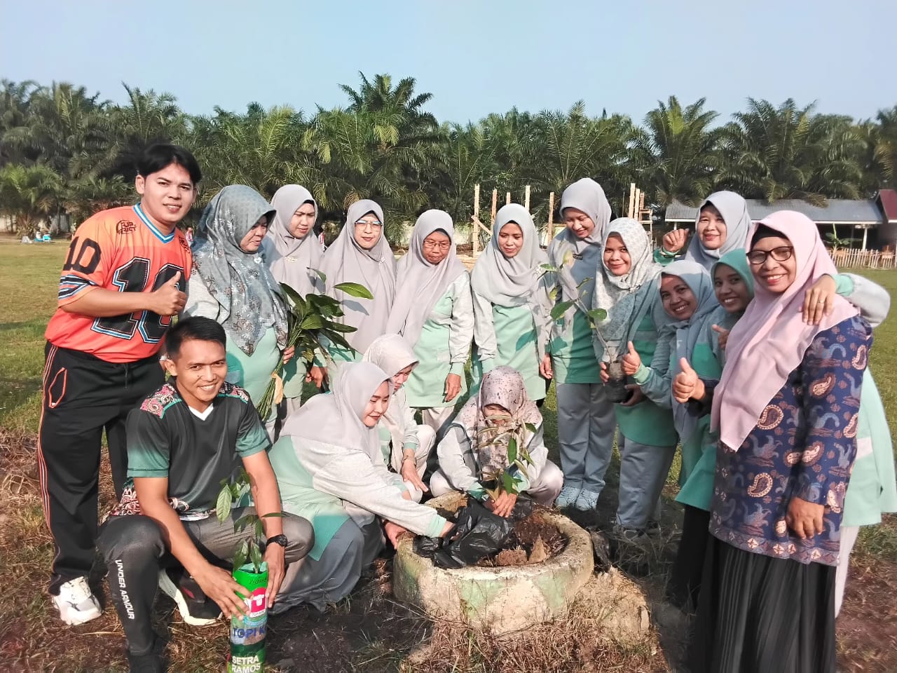 Hari Anak Nasional, MTsN 5 Batang Hari Tanam Pohon untuk Masa Depan Hijau Hari Anak Nasional, MTsN 5 Batang Hari Tanam Pohon untuk Masa Depan Hijau