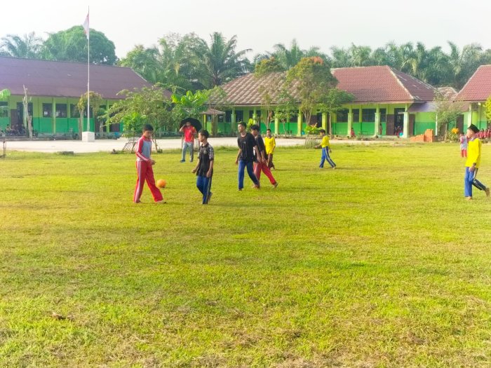Kelas VIIIC Juara Sepak Bola Classmeeting MTsN 5 Batang Hari Kelas VIIIC Juara Sepak Bola Classmeeting MTsN 5 Batang Hari