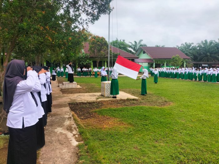 MTsN 5 Batang Hari Gelar Upacara Bendera, Tekankan Pentingnya Kedisiplinan MTsN 5 Batang Hari Gelar Upacara Bendera, Tekankan Pentingnya Kedisiplinan