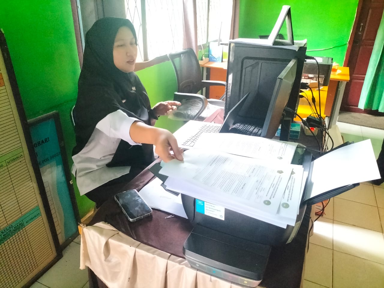 Waka Kurikulum Mencetak Rapor P5 Peserta Didik Kelas IX Tahun Ajaran 2024/2025