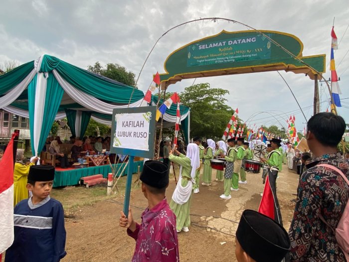 DRUMBAND MTsN 5 BATANG HARI MERIAHKAN PAWAI TA’ARUF MTQ TINGKAT KECAMATAN PEMAYUNG