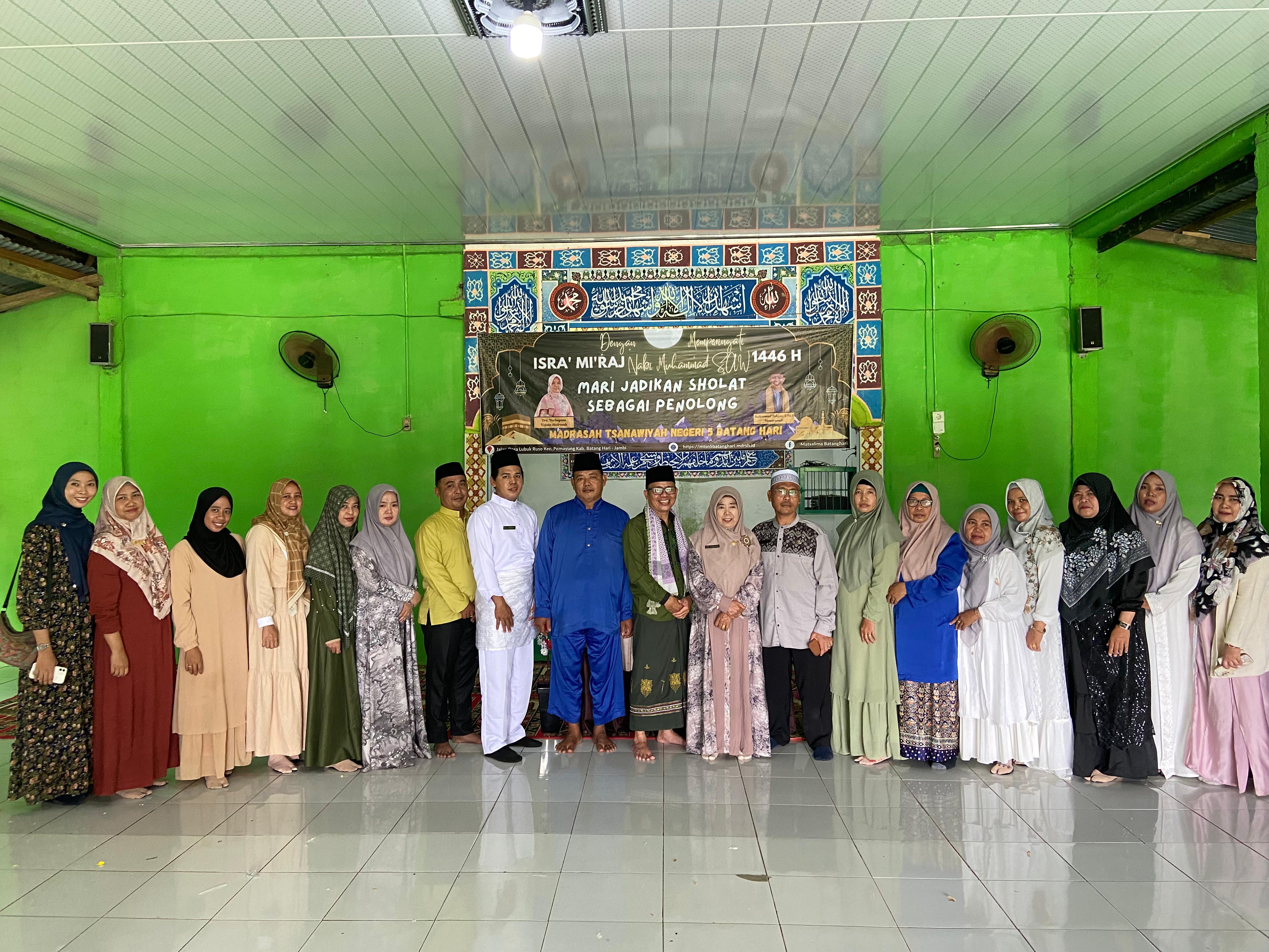 MARI JADIKAN SHOLAT SEBAGAI PENOLONG, MTSN 5 BATANG HARI SUKSES GELAR ISRA'MI'RAJ 1446 H