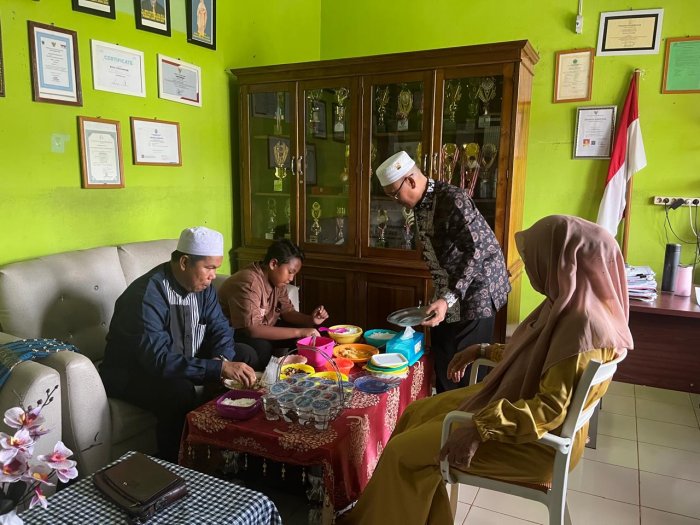 Kebersamaan Dalam Makan Bersama Personil MTsN 5 Batang Hari Kebersamaan Dalam Makan Bersama Personil MTsN 5 Batang Hari