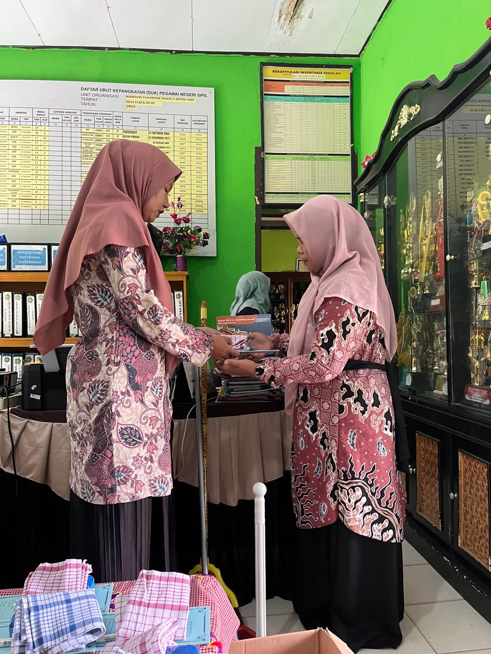 GURU DAN WALI KELAS MTSN 5 BATANG HARI TERIMA ATK DAN ALAT KEBERSIHAN GURU DAN WALI KELAS MTSN 5 BATANG HARI TERIMA ATK DAN ALAT KEBERSIHAN