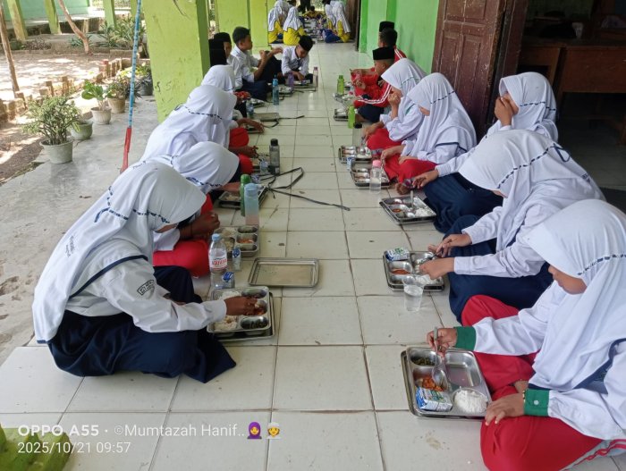 Siswa MTsN 5 Batang Hari Gelar Makan Bersama, Wujudkan Kekeluargaan dalam Pelaksanaan Program MBG