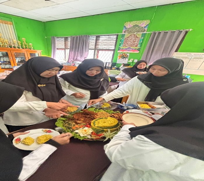 Wujudkan Kekompakan, Personil MTsN 5 Batang Hari Gelar Makan Bersama Wujudkan Kekompakan, Personil MTsN 5 Batang Hari Gelar Makan Bersama