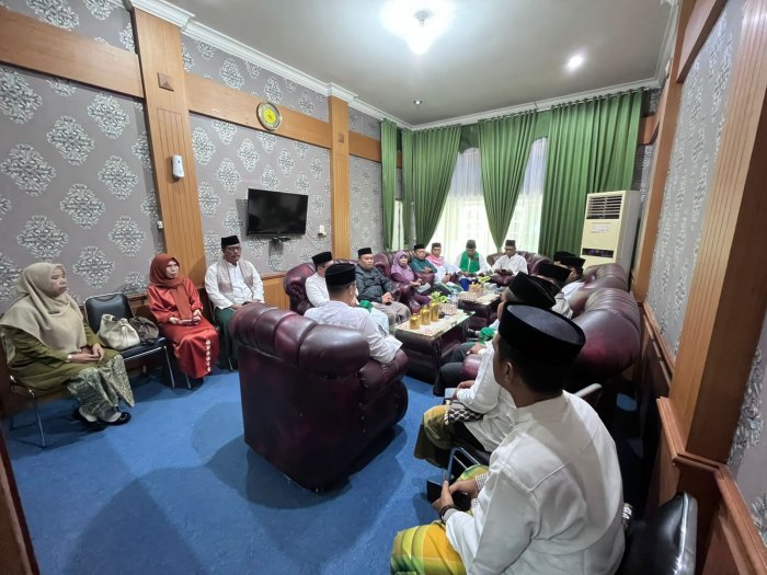 Usai Apel Hari Santri, Seluruh Kamad Berdiskusi di Ruang Kepala Kankemenag Batang Hari Usai Apel Hari Santri, Seluruh Kamad Berdiskusi di Ruang Kepala Kankemenag Batang Hari