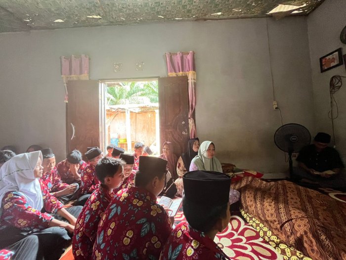 Beberapa Guru dan Siswa MTsN 5 Batang Hari Melayat ke Rumah Ananda Shiha Sarel yang Berduka Beberapa Guru dan Siswa MTsN 5 Batang Hari Melayat ke Rumah Ananda Shiha Sarel yang Berduka