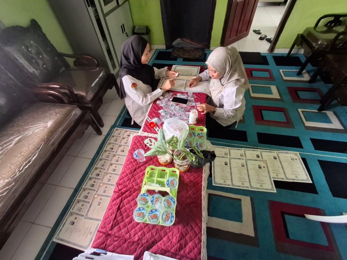 Persiapan Dokumen Kelulusan, Staf TU MTsN 5 Batang Hari Tempel Foto Ijazah Persiapan Dokumen Kelulusan, Staf TU MTsN 5 Batang Hari Tempel Foto Ijazah
