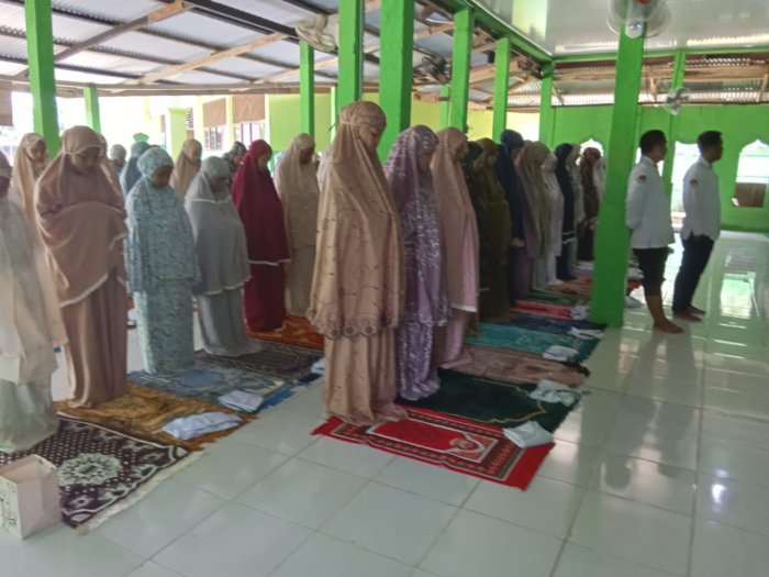 MTsN 5 Batang Hari Laksanakan Salat Zuhur Berjamaah Rutin MTsN 5 Batang Hari Laksanakan Salat Zuhur Berjamaah Rutin