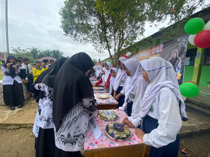 MTsN 5 Batang Hari Gelar Lomba Masak Aneka Kue Berbahan Dasar Ubi Rambat/Singkong Antar Kelas di Peringatan HGN 2025