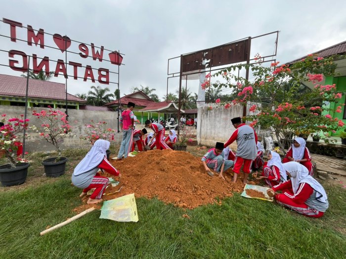 Ciptakan Lingkungan Asri, Siswa MTsN 5 Batang Hari Lakukan Penimbunan Taman Ciptakan Lingkungan Asri, Siswa MTsN 5 Batang Hari Lakukan Penimbunan Taman