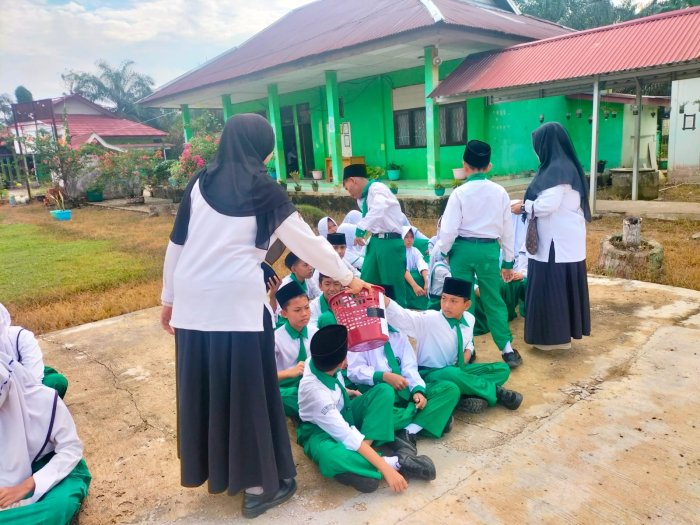 MTsN 5 Batang Hari Gelar Penggalangan Dana Sosial untuk Wali Siswa Kelas IX MTsN 5 Batang Hari Gelar Penggalangan Dana Sosial untuk Wali Siswa Kelas IX