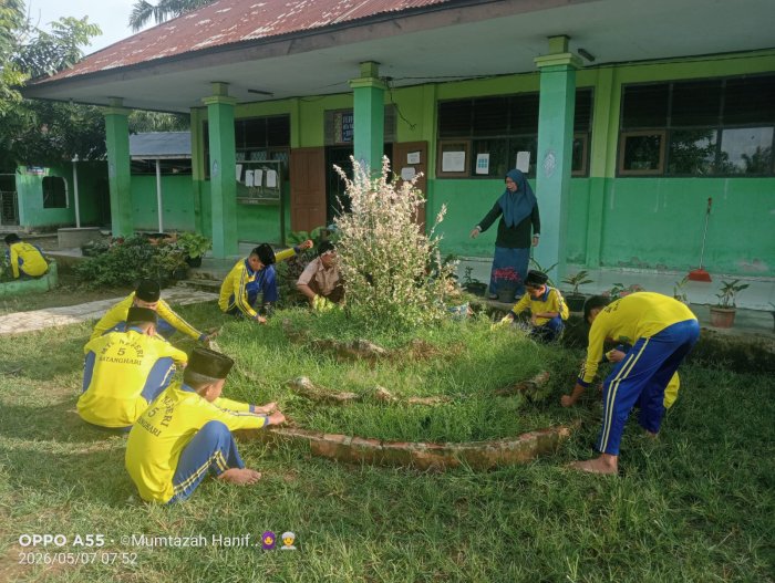 MTsN 5 Batang Hari Gelar Gerakan Bersih Lingkungan Sebelum Pembelajaran Dimulai MTsN 5 Batang Hari Gelar Gerakan Bersih Lingkungan Sebelum Pembelajaran Dimulai