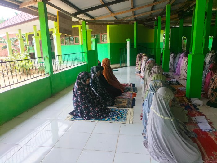 Kepala MTsN 5 Batang Hari Tunjukkan Keteladanan dengan Mengikuti Salat Dzuhur Berjamaah