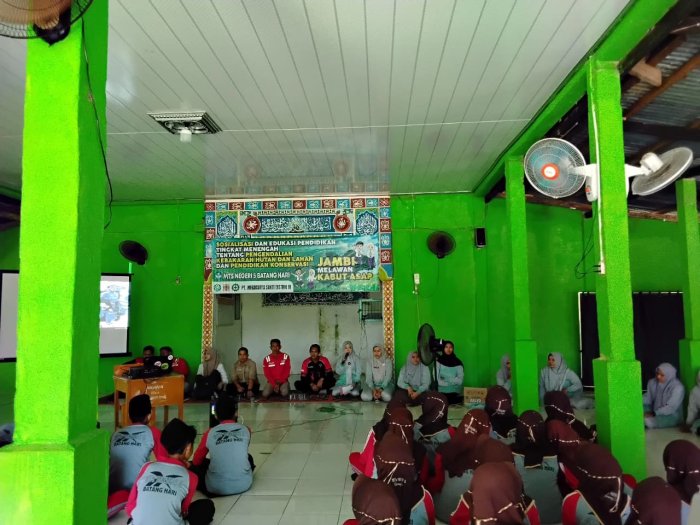 Waka Kesiswaan MTsN 5 Batang Hari Berikan Sambutan pada Kegiatan Sosialisasi Pengendalian KArHutLa