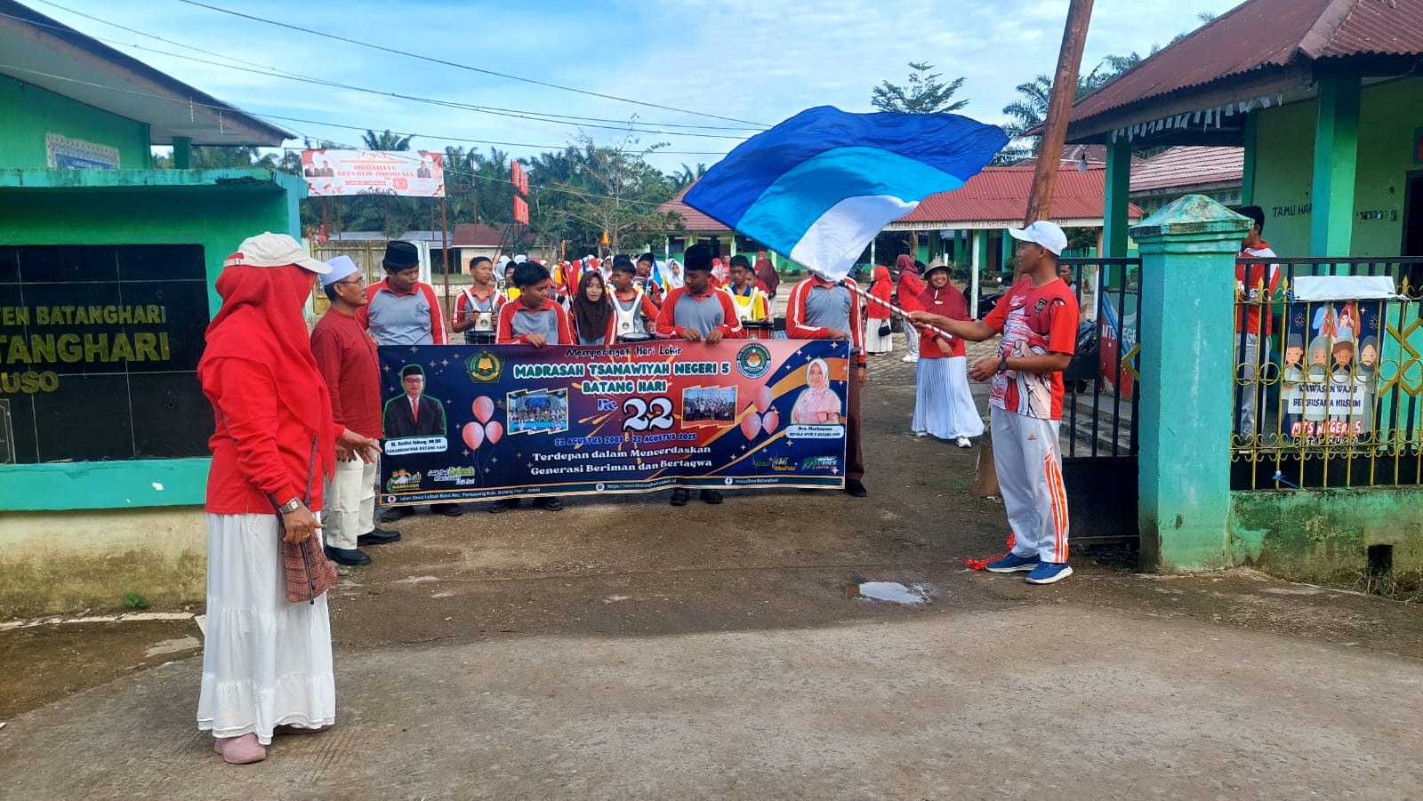 MTsN 5 Batang Hari Gelar Jalan Sehat Peringati HUT RI dan Milad Ke-22 Madrasah MTsN 5 Batang Hari Gelar Jalan Sehat Peringati HUT RI dan Milad Ke-22 Madrasah