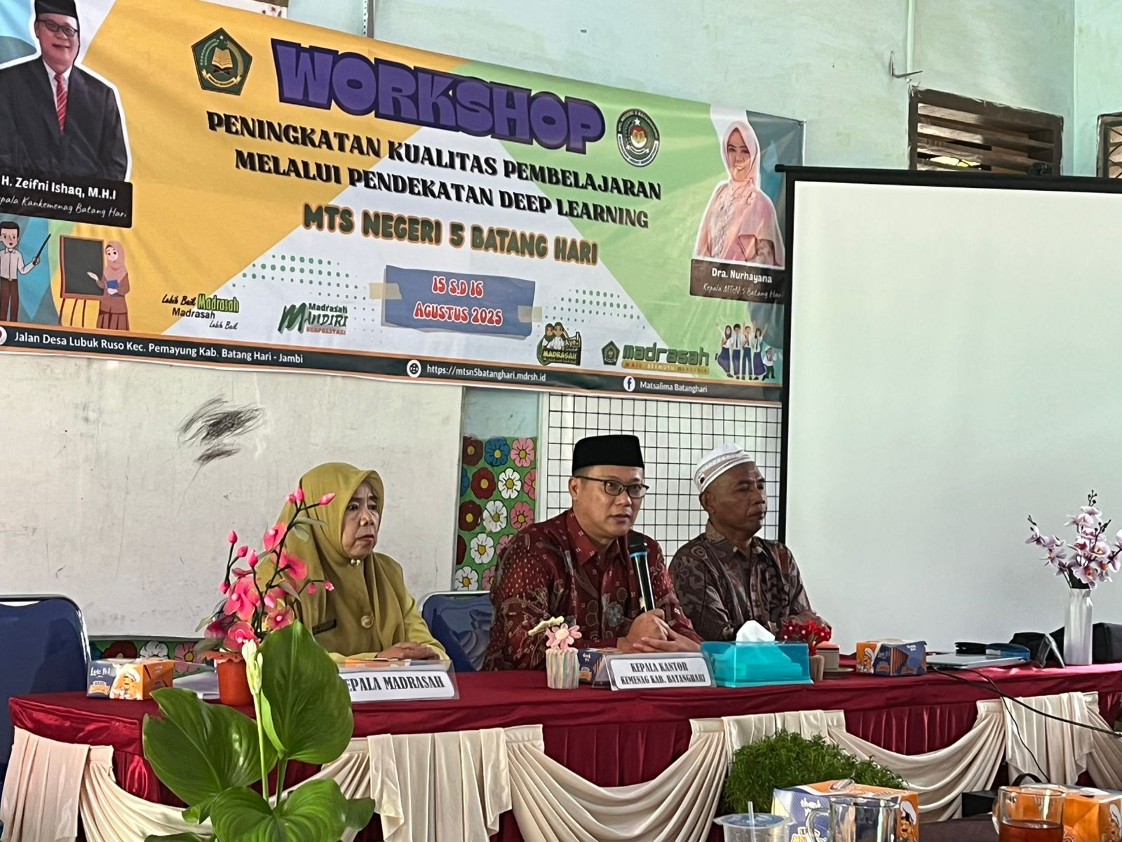 Tegaskan Pentingnya Kurikulum Berbasis Cinta, Kepala Kantor Kemenag Batang Hari Hadiri Workshop Deep Learning MTsN 5 Batang Hari Tegaskan Pentingnya Kurikulum Berbasis Cinta, Kepala Kantor Kemenag Batang Hari Hadiri Workshop Deep Learning MTsN 5 Batang Hari