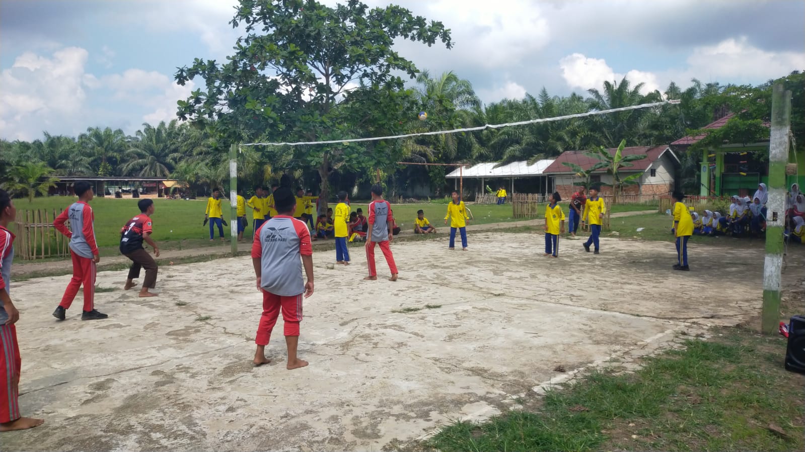 Semangat dan Sportivitas Siswa Mewarnai Pertandingan Bola Volly di Hari Pertama Class Meeting MTsN 5 Batang Hari Semangat dan Sportivitas Siswa Mewarnai Pertandingan Bola Volly di Hari Pertama Class Meeting MTsN 5 Batang Hari