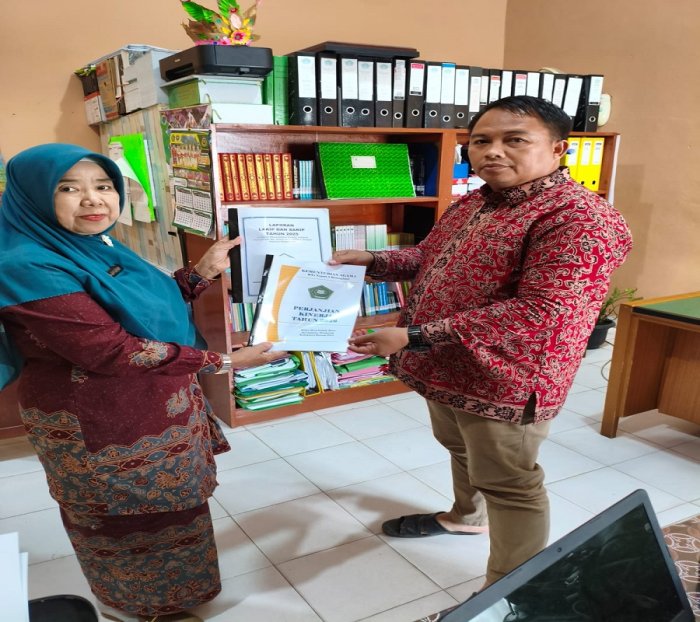Kepala MTsN 5 Batang Hari Serahkan Berbagai Laporan Administrasi Tahun 2025–2026 ke Kankemenag Batang Hari