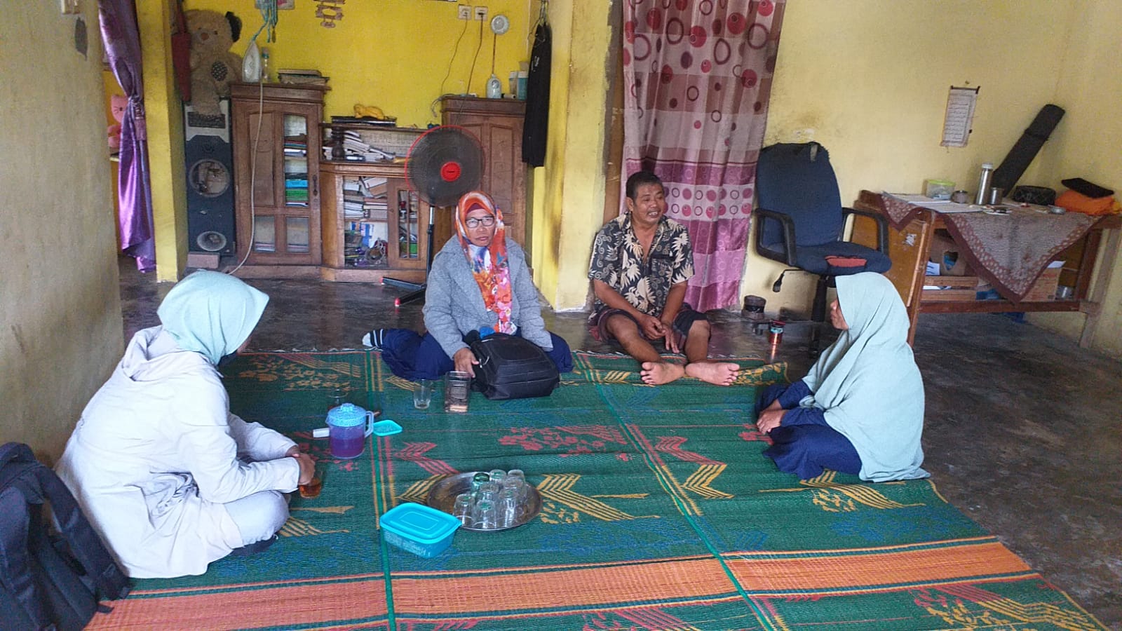 Pererat Silaturahmi dan Kekeluargaan, Warga MTs N 5 Batanghari Jenguk Kaur TU yang Sakit