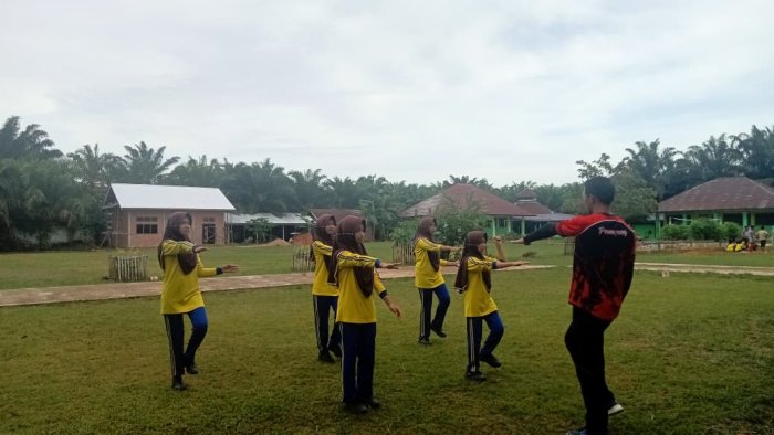 Siswi MTsN 5 Batang Hari Gelar Latihan Perdana untuk Persiapan Instruktur Senam Madrasah