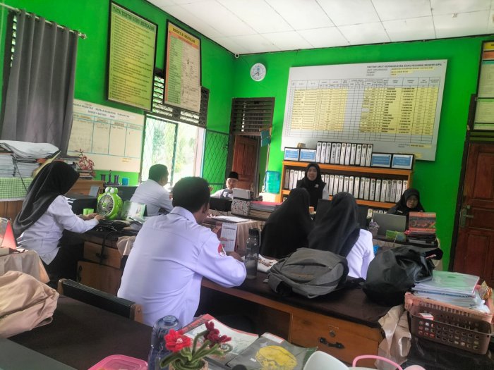 Kepala MTsN 5 Batang Hari Gelar Briefing Tekankan Pentingnya Kesolidan Instansi