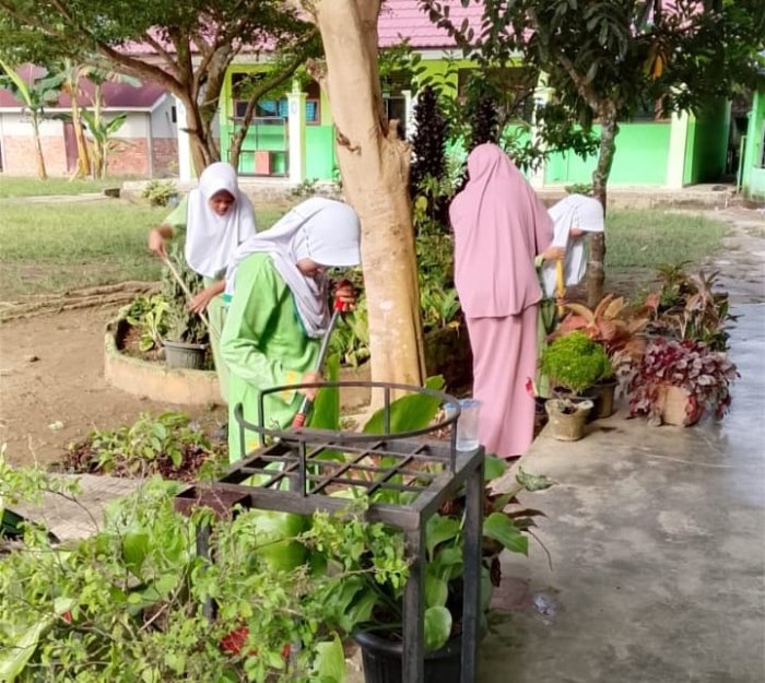 Siswi MTsN 5 Batang Hari Lakukan Bersih-Bersih Lingkungan saat Tidak Bisa Ikuti Pembacaan Yaasin Karena Haid