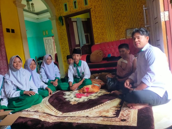 Wali Kelas dan Beberapa Siswa Kelas VIIIA Mengunjungi Siswa yang Sedang Sakit Wali Kelas dan Beberapa Siswa Kelas VIIIA Mengunjungi Siswa yang Sedang Sakit