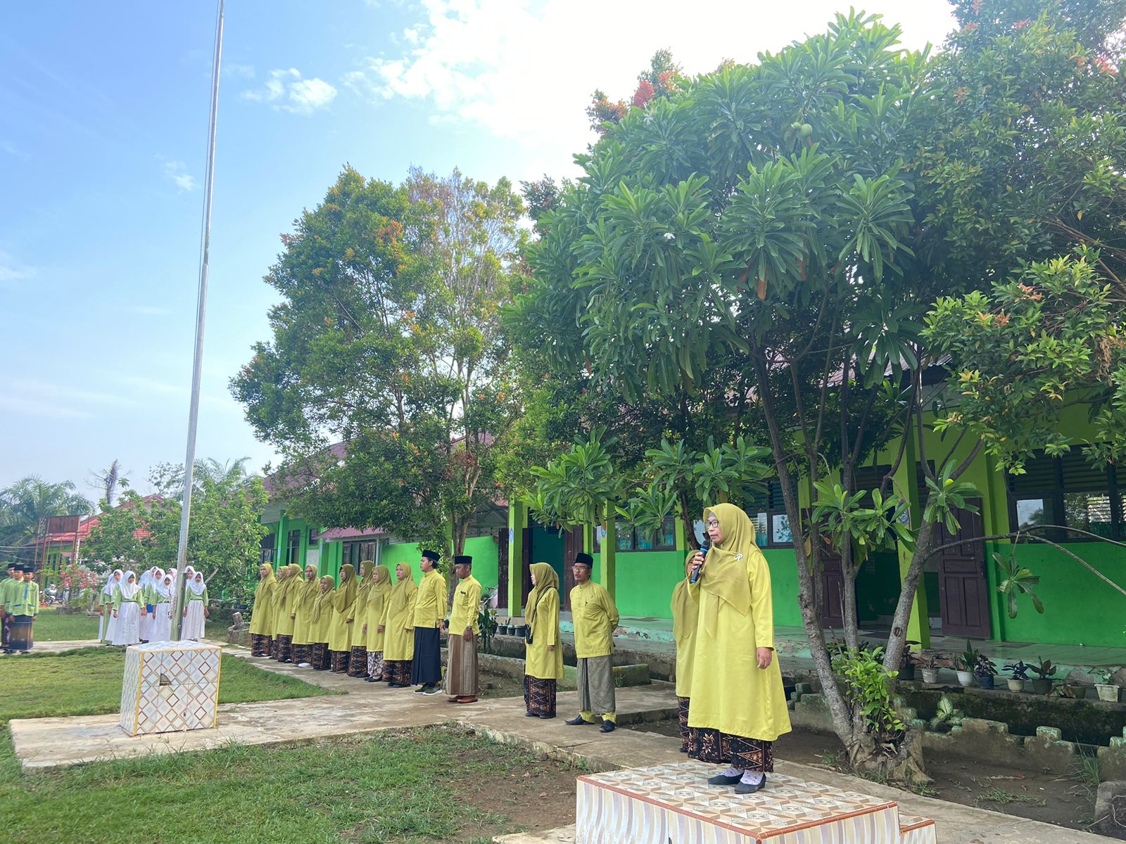 MTsN 5 BATANG HARI LAKSANAKAN UPACARA HARI SANTRI MTsN 5 BATANG HARI LAKSANAKAN UPACARA HARI SANTRI
