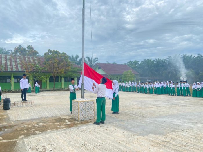 MTsN 5 Batang Hari Tetap Gelar Upacara Bendera Meski Tanpa Siswa Kelas IX MTsN 5 Batang Hari Tetap Gelar Upacara Bendera Meski Tanpa Siswa Kelas IX