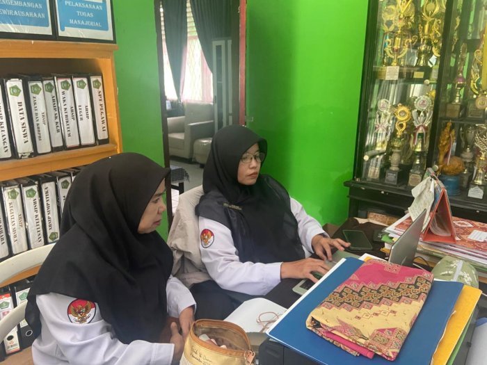 Kepala MTsN 5 Batang Hari Lakukan Penilaian e-Kinerja SKP TW III ASN di Sela Waktu Istirahat Kepala MTsN 5 Batang Hari Lakukan Penilaian e-Kinerja SKP TW III ASN di Sela Waktu Istirahat