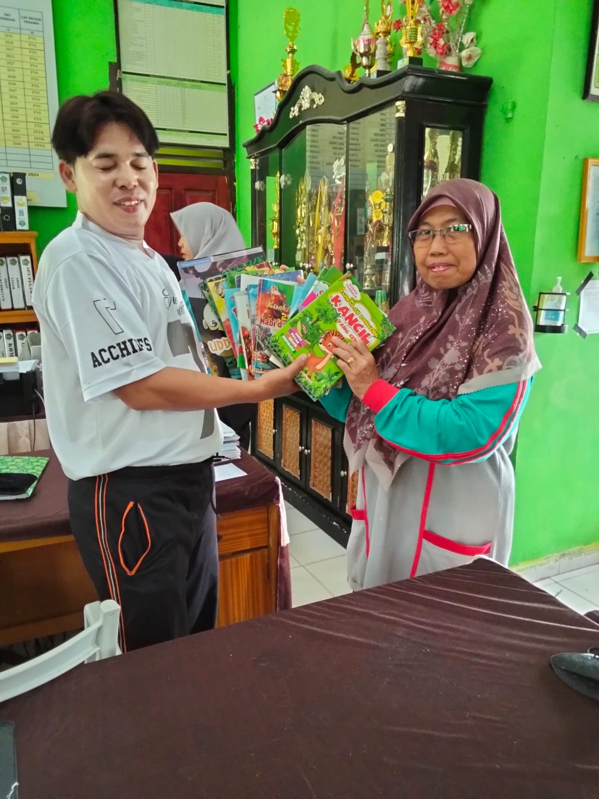 Tebarkan Semangat Literasi, Siswa MTsN 5 Batang Hari Hibah Buku Tebarkan Semangat Literasi, Siswa MTsN 5 Batang Hari Hibah Buku
