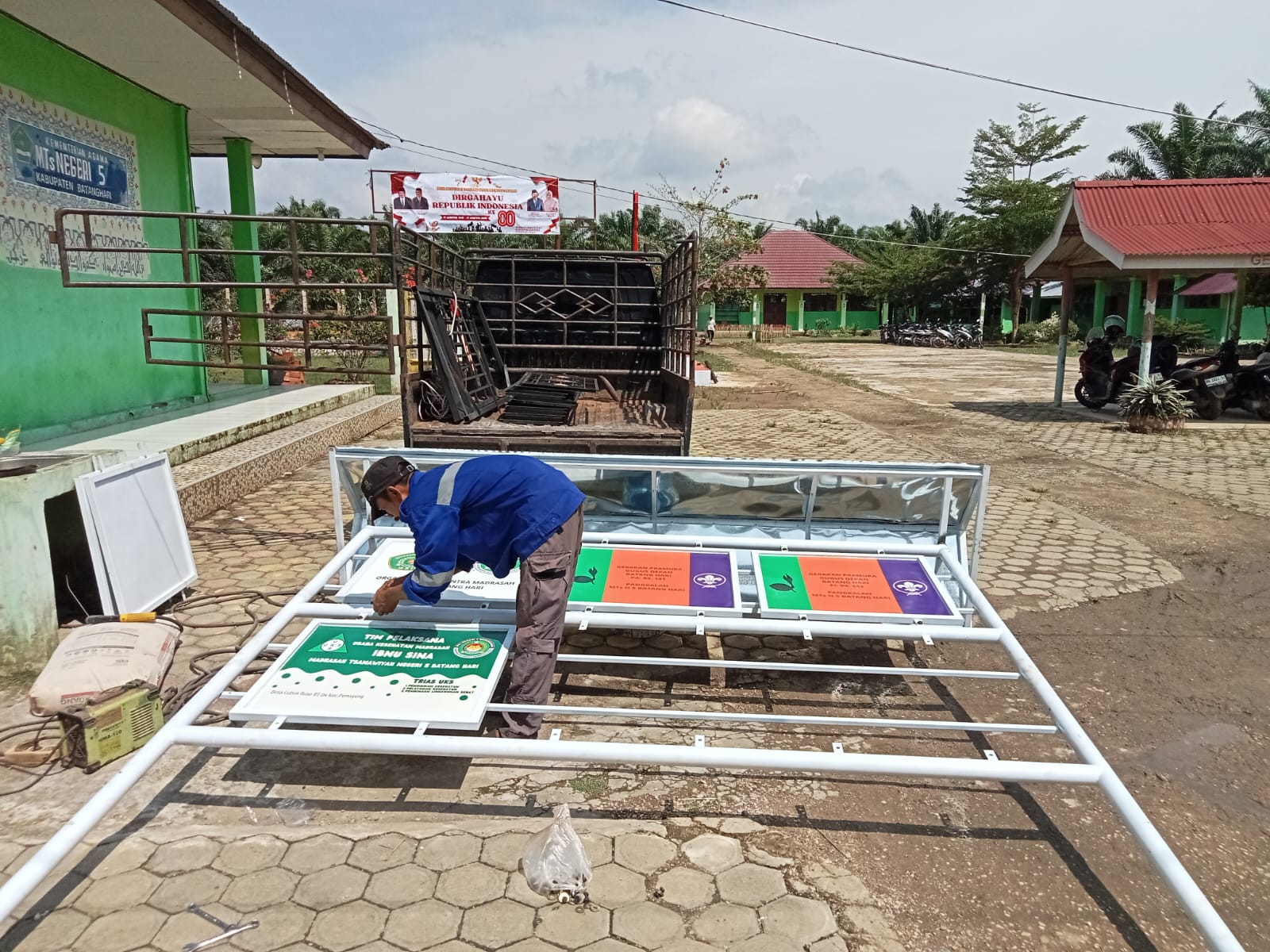 MTsN 5 Batang Hari Pasang Plank Identitas Ekstrakurikuler sebagai Wujud Penguatan Kegiatan Madrasah MTsN 5 Batang Hari Pasang Plank Identitas Ekstrakurikuler sebagai Wujud Penguatan Kegiatan Madrasah