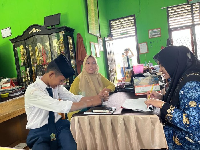Sinergi Madrasah dan Orang Tua, Guru IPA Beri Arahan Terkait Kedisiplinan Siswa Sinergi Madrasah dan Orang Tua, Guru IPA Beri Arahan Terkait Kedisiplinan Siswa
