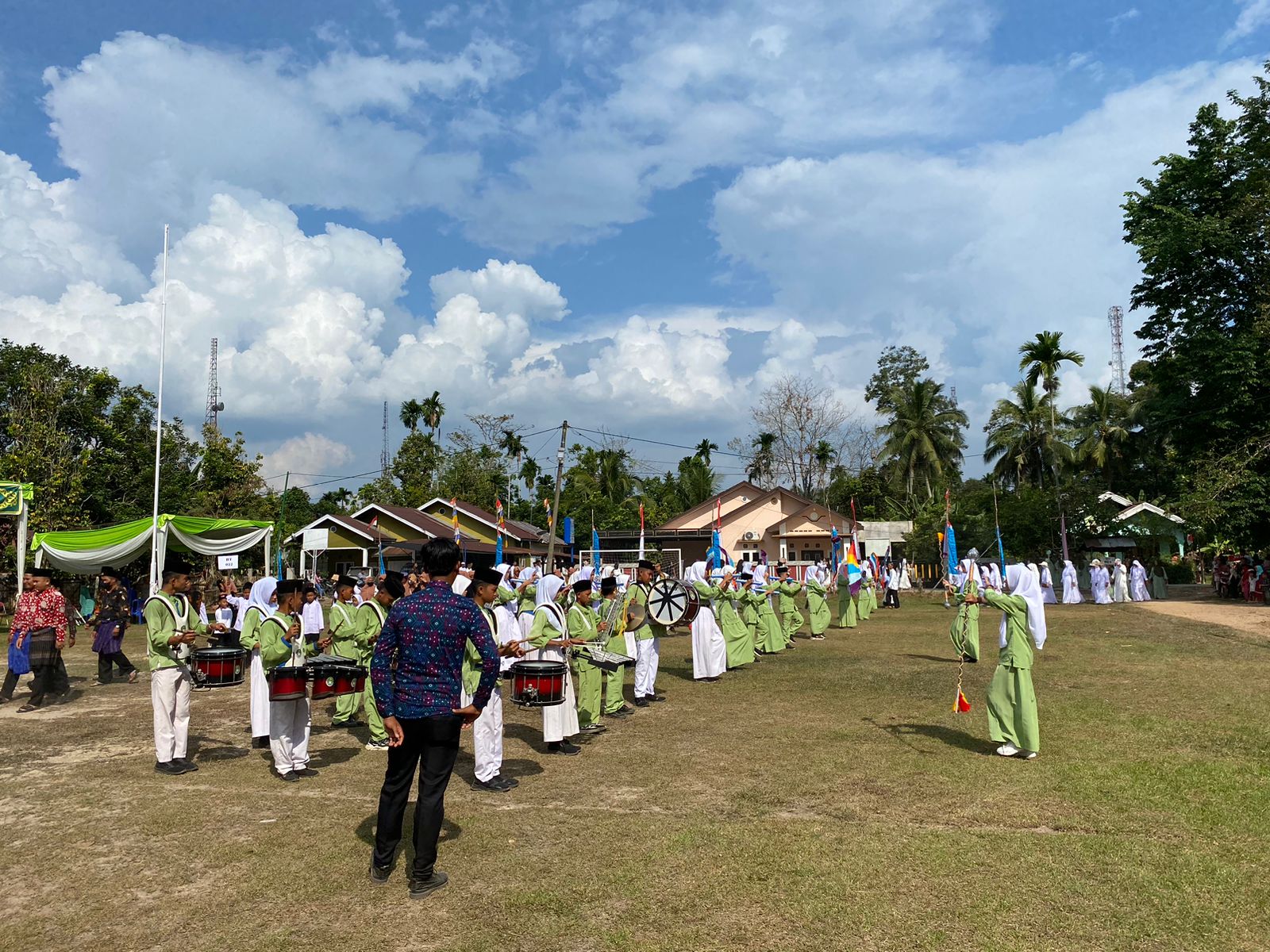 DRUM BAND MTSN 5 BATANG HARI KEMBALI DIPERCAYA MEMERIAHKAN PAWAI TA'ARUF PEMBUKAAN MTQ TINGKAT DESA JEMBATAN MAS DAN DESA TELUK KETAPANG TAHUN 2024