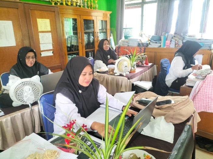 Setelah ASAS Selesai, Guru MTsN 5 Batang Hari Langsung Lakukan Pengolahan Nilai Setelah ASAS Selesai, Guru MTsN 5 Batang Hari Langsung Lakukan Pengolahan Nilai