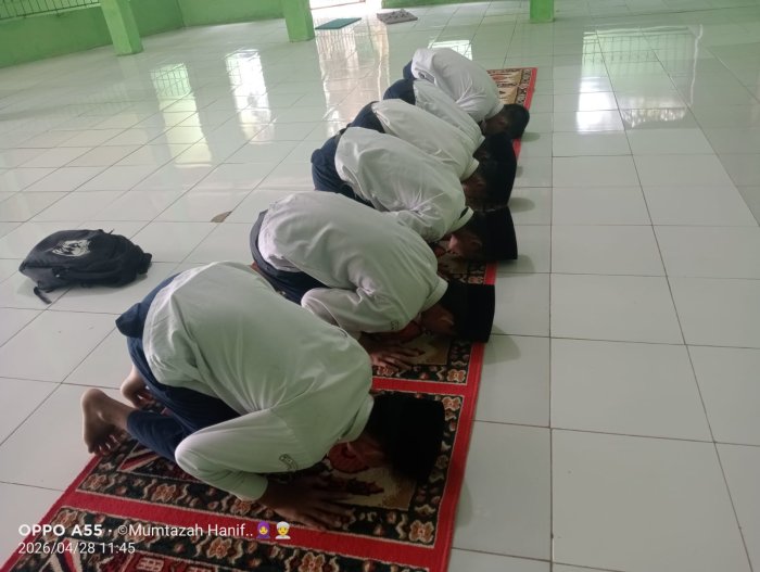Guru Fikih MTsN 5 Batang Hari Gelar Ujian Praktik Salat bagi Siswa Kelas IX Guru Fikih MTsN 5 Batang Hari Gelar Ujian Praktik Salat bagi Siswa Kelas IX