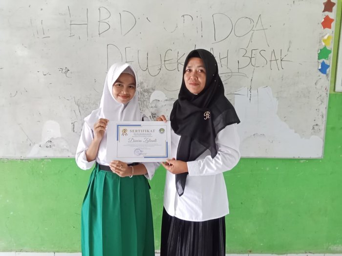 Wali Kelas IX MTsN 5 Batang Hari Serahkan Piagam Penghargaan Juara Kelas Bersamaan dengan Rapor dan SKL Wali Kelas IX MTsN 5 Batang Hari Serahkan Piagam Penghargaan Juara Kelas Bersamaan dengan Rapor dan SKL