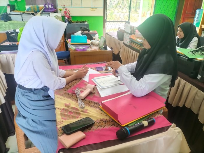 Staf TU MTsN 5 Batang Hari Layani Sidik Jari dan Penyerahan Ijazah kepada Alumni Kelas IXA Tahun Pelajaran 2024/2025