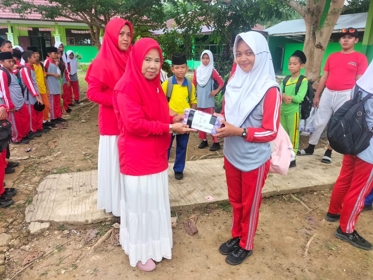 Kepala MTsN 5 Batang Hari Gelar Penyerahan Hadiah Juara Lomba HUT RI ke-80 dan HUT Madrasah ke-22