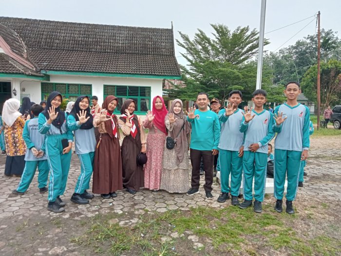 Wakasis MTsN 5 Batang Hari Dampingi Pelepasan Peserta Jambore Cabang Pemayung Wakasis MTsN 5 Batang Hari Dampingi Pelepasan Peserta Jambore Cabang Pemayung