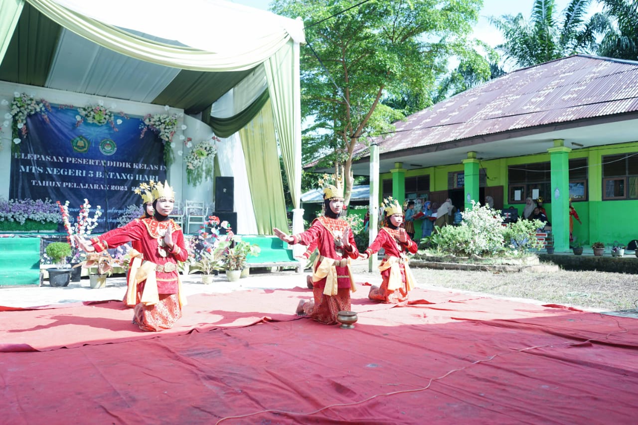Mengenal Tari Persembahan Melayu Oleh Siswi MTsN 5 Batang Hari di Acara Pelepasan Kelas IX Mengenal Tari Persembahan Melayu Oleh Siswi MTsN 5 Batang Hari di Acara Pelepasan Kelas IX